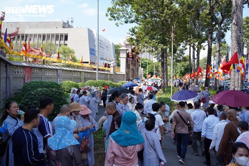 Dòng người xếp hàng chờ chiêm bái Xá lợi Trái tim Bồ tát Thích Quảng Đức - ảnh 2