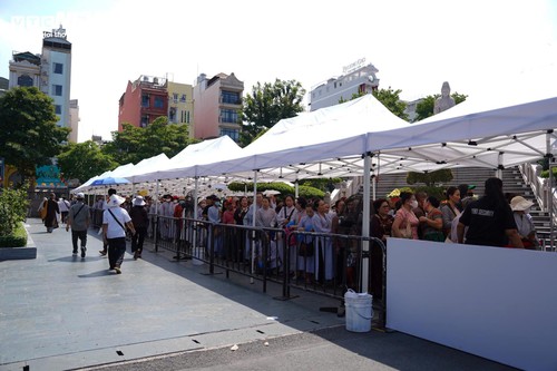 Dòng người xếp hàng chờ chiêm bái Xá lợi Trái tim Bồ tát Thích Quảng Đức - ảnh 3