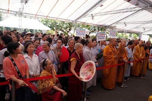 Dòng người xếp hàng chờ chiêm bái Xá lợi Trái tim Bồ tát Thích Quảng Đức - ảnh 4