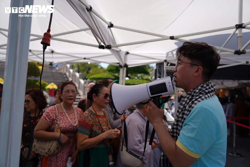 Dòng người xếp hàng chờ chiêm bái Xá lợi Trái tim Bồ tát Thích Quảng Đức - ảnh 5