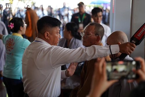 Dòng người xếp hàng chờ chiêm bái Xá lợi Trái tim Bồ tát Thích Quảng Đức - ảnh 8