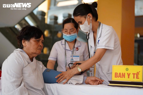 Dòng người xếp hàng chờ chiêm bái Xá lợi Trái tim Bồ tát Thích Quảng Đức - ảnh 9