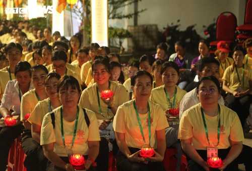 Hoa đăng sáng rực rỡ trong đêm mừng Đại lễ Vesak 2025  - ảnh 11