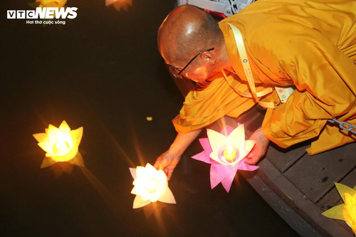 Hoa đăng sáng rực rỡ trong đêm mừng Đại lễ Vesak 2025  - ảnh 13