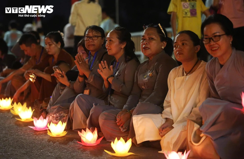 Hoa đăng sáng rực rỡ trong đêm mừng Đại lễ Vesak 2025  - ảnh 15