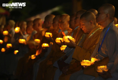 Hoa đăng sáng rực rỡ trong đêm mừng Đại lễ Vesak 2025  - ảnh 17