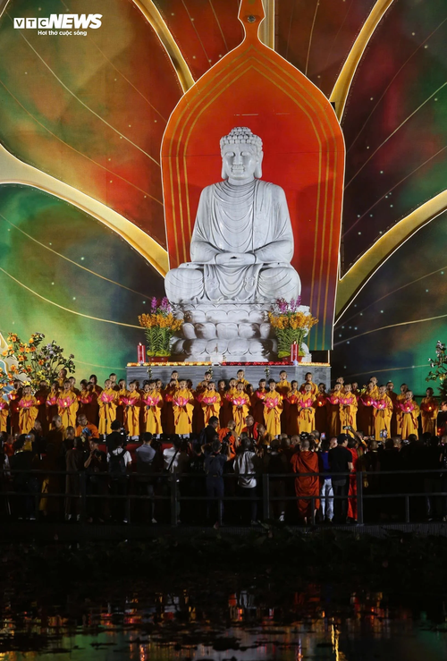 Hoa đăng sáng rực rỡ trong đêm mừng Đại lễ Vesak 2025  - ảnh 18