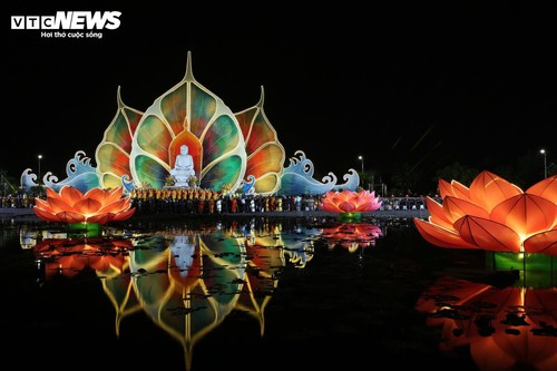 Hoa đăng sáng rực rỡ trong đêm mừng Đại lễ Vesak 2025  - ảnh 19