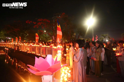 Hoa đăng sáng rực rỡ trong đêm mừng Đại lễ Vesak 2025  - ảnh 3
