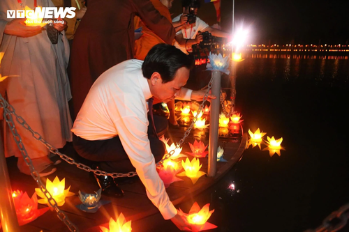 Hoa đăng sáng rực rỡ trong đêm mừng Đại lễ Vesak 2025  - ảnh 4