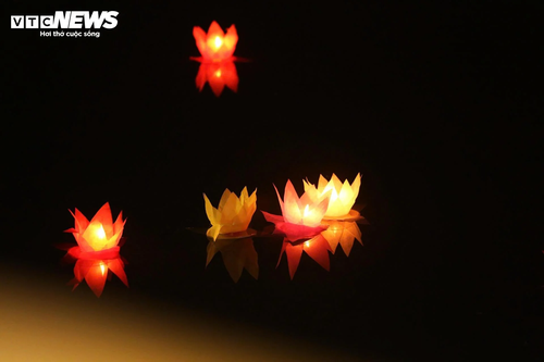 Hoa đăng sáng rực rỡ trong đêm mừng Đại lễ Vesak 2025  - ảnh 6