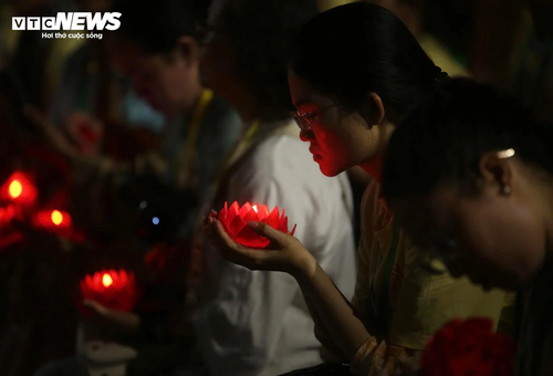 Hoa đăng sáng rực rỡ trong đêm mừng Đại lễ Vesak 2025  - ảnh 9