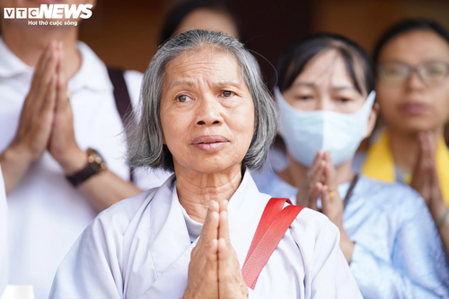 Dòng người cung thỉnh Xá lợi trái tim Bồ tát Thích Quảng Đức vào tháp Đa Bảo - ảnh 10