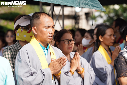 Dòng người cung thỉnh Xá lợi trái tim Bồ tát Thích Quảng Đức vào tháp Đa Bảo - ảnh 11