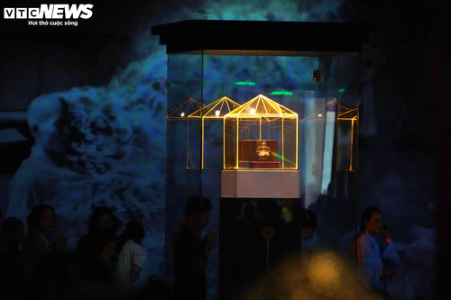 Dòng người cung thỉnh Xá lợi trái tim Bồ tát Thích Quảng Đức vào tháp Đa Bảo - ảnh 12