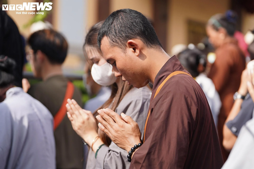 Dòng người cung thỉnh Xá lợi trái tim Bồ tát Thích Quảng Đức vào tháp Đa Bảo - ảnh 14