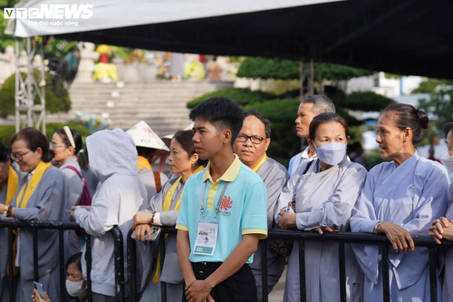 Dòng người cung thỉnh Xá lợi trái tim Bồ tát Thích Quảng Đức vào tháp Đa Bảo - ảnh 15