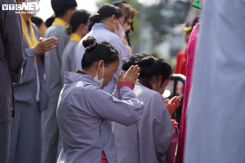 Dòng người cung thỉnh Xá lợi trái tim Bồ tát Thích Quảng Đức vào tháp Đa Bảo - ảnh 16