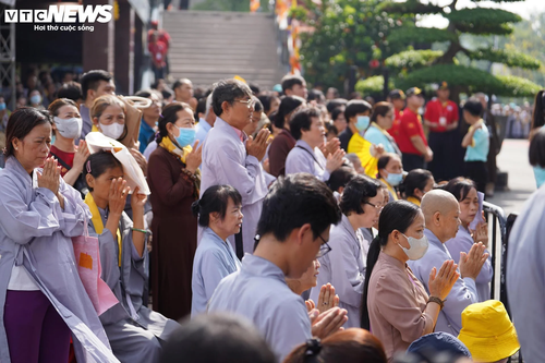 Dòng người cung thỉnh Xá lợi trái tim Bồ tát Thích Quảng Đức vào tháp Đa Bảo - ảnh 17