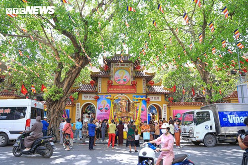 Phật tử trang nghiêm kính mừng Phật đản tại chùa Quán Sứ - ảnh 1