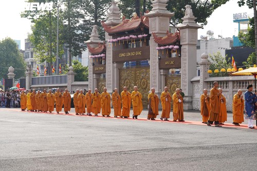 Dòng người cung thỉnh Xá lợi trái tim Bồ tát Thích Quảng Đức vào tháp Đa Bảo - ảnh 1