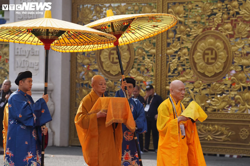 Dòng người cung thỉnh Xá lợi trái tim Bồ tát Thích Quảng Đức vào tháp Đa Bảo - ảnh 3