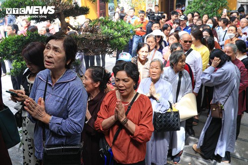 Phật tử trang nghiêm kính mừng Phật đản tại chùa Quán Sứ - ảnh 3