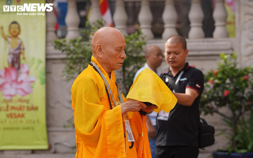 Dòng người cung thỉnh Xá lợi trái tim Bồ tát Thích Quảng Đức vào tháp Đa Bảo - ảnh 5
