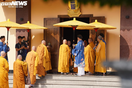 Dòng người cung thỉnh Xá lợi trái tim Bồ tát Thích Quảng Đức vào tháp Đa Bảo - ảnh 6