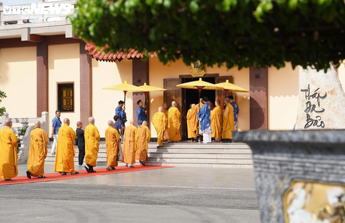 Dòng người cung thỉnh Xá lợi trái tim Bồ tát Thích Quảng Đức vào tháp Đa Bảo - ảnh 7