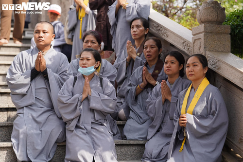 Dòng người cung thỉnh Xá lợi trái tim Bồ tát Thích Quảng Đức vào tháp Đa Bảo - ảnh 8