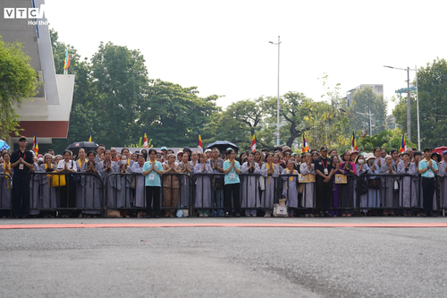 Dòng người cung thỉnh Xá lợi trái tim Bồ tát Thích Quảng Đức vào tháp Đa Bảo - ảnh 9