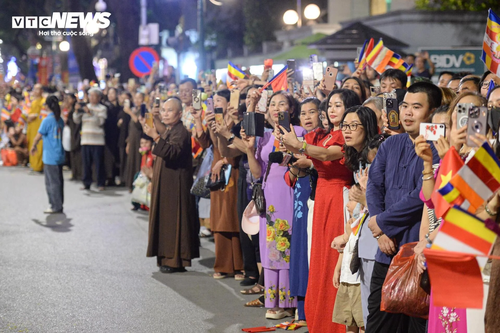 Biển người đổ về Hồ Gươm cung kính chiêm bái xá lợi Đức Phật, những đoàn phật tử đầu tiên được chiêm bái xá lợi Phật tại chùa Quán Sứ - ảnh 10