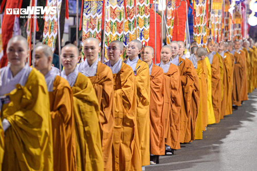 Biển người đổ về Hồ Gươm cung kính chiêm bái xá lợi Đức Phật, những đoàn phật tử đầu tiên được chiêm bái xá lợi Phật tại chùa Quán Sứ - ảnh 11