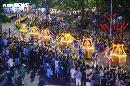 Biển người đổ về Hồ Gươm cung kính chiêm bái xá lợi Đức Phật, những đoàn phật tử đầu tiên được chiêm bái xá lợi Phật tại chùa Quán Sứ - ảnh 12