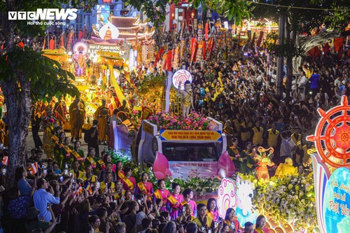 Biển người đổ về Hồ Gươm cung kính chiêm bái xá lợi Đức Phật, những đoàn phật tử đầu tiên được chiêm bái xá lợi Phật tại chùa Quán Sứ - ảnh 13