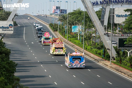 Cận cảnh cung rước xá lợi Phật về chùa Quán Sứ, người dân thành kính chiêm bái bên đường - ảnh 2