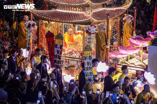 Biển người đổ về Hồ Gươm cung kính chiêm bái xá lợi Đức Phật, những đoàn phật tử đầu tiên được chiêm bái xá lợi Phật tại chùa Quán Sứ - ảnh 2