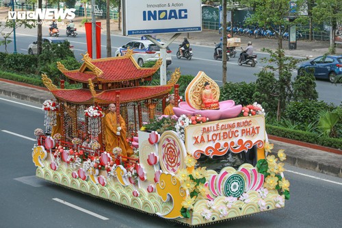 Cận cảnh cung rước xá lợi Phật về chùa Quán Sứ, người dân thành kính chiêm bái bên đường - ảnh 3