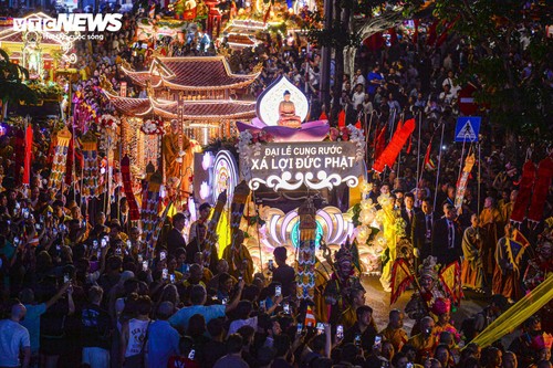 Biển người đổ về Hồ Gươm cung kính chiêm bái xá lợi Đức Phật, những đoàn phật tử đầu tiên được chiêm bái xá lợi Phật tại chùa Quán Sứ - ảnh 3