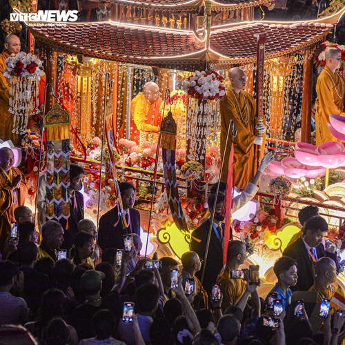 Biển người đổ về Hồ Gươm cung kính chiêm bái xá lợi Đức Phật, những đoàn phật tử đầu tiên được chiêm bái xá lợi Phật tại chùa Quán Sứ - ảnh 4