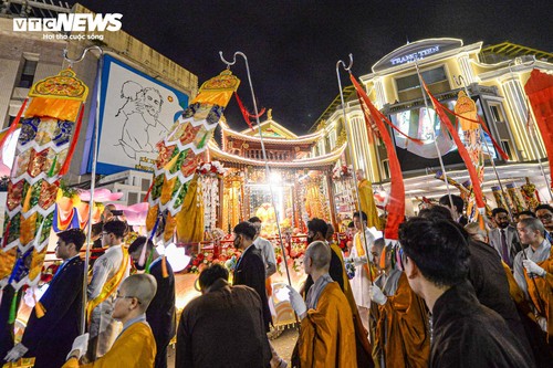 Biển người đổ về Hồ Gươm cung kính chiêm bái xá lợi Đức Phật, những đoàn phật tử đầu tiên được chiêm bái xá lợi Phật tại chùa Quán Sứ - ảnh 5