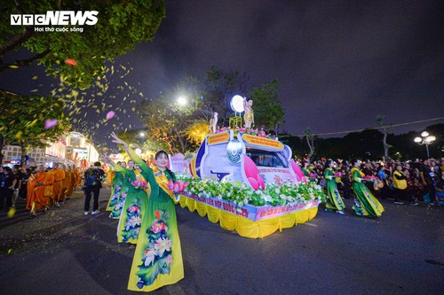 Biển người đổ về Hồ Gươm cung kính chiêm bái xá lợi Đức Phật, những đoàn phật tử đầu tiên được chiêm bái xá lợi Phật tại chùa Quán Sứ - ảnh 6