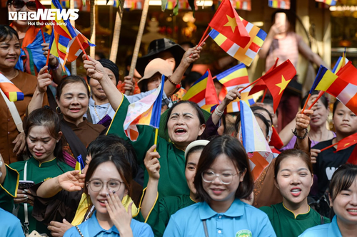 Cận cảnh cung rước xá lợi Phật về chùa Quán Sứ, người dân thành kính chiêm bái bên đường - ảnh 6