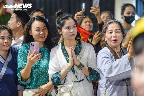 Biển người đổ về Hồ Gươm cung kính chiêm bái xá lợi Đức Phật, những đoàn phật tử đầu tiên được chiêm bái xá lợi Phật tại chùa Quán Sứ - ảnh 7