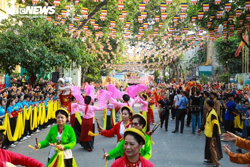 Cận cảnh cung rước xá lợi Phật về chùa Quán Sứ, người dân thành kính chiêm bái bên đường - ảnh 8