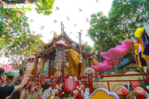 Cận cảnh cung rước xá lợi Phật về chùa Quán Sứ, người dân thành kính chiêm bái bên đường - ảnh 10