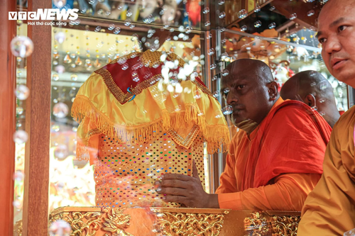 Cận cảnh cung rước xá lợi Phật về chùa Quán Sứ, người dân thành kính chiêm bái bên đường - ảnh 11