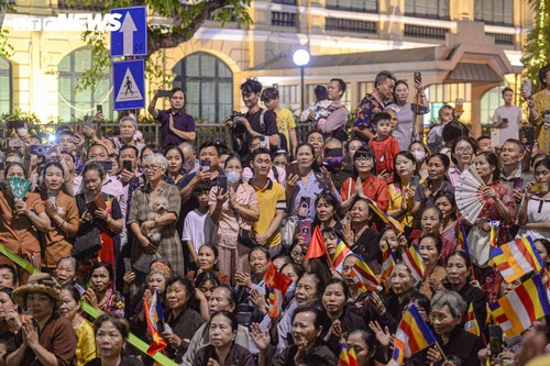 Biển người đổ về Hồ Gươm cung kính chiêm bái xá lợi Đức Phật, những đoàn phật tử đầu tiên được chiêm bái xá lợi Phật tại chùa Quán Sứ - ảnh 9