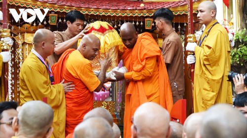 Cận cảnh cung rước xá lợi Phật về chùa Quán Sứ, người dân thành kính chiêm bái bên đường - ảnh 12